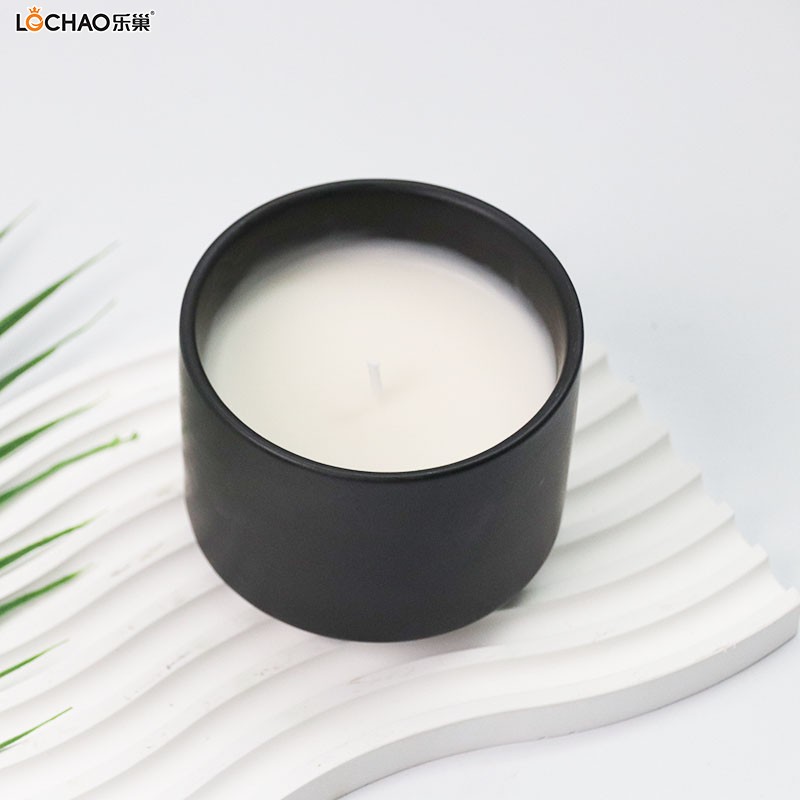 Black porcelain jar scented candle