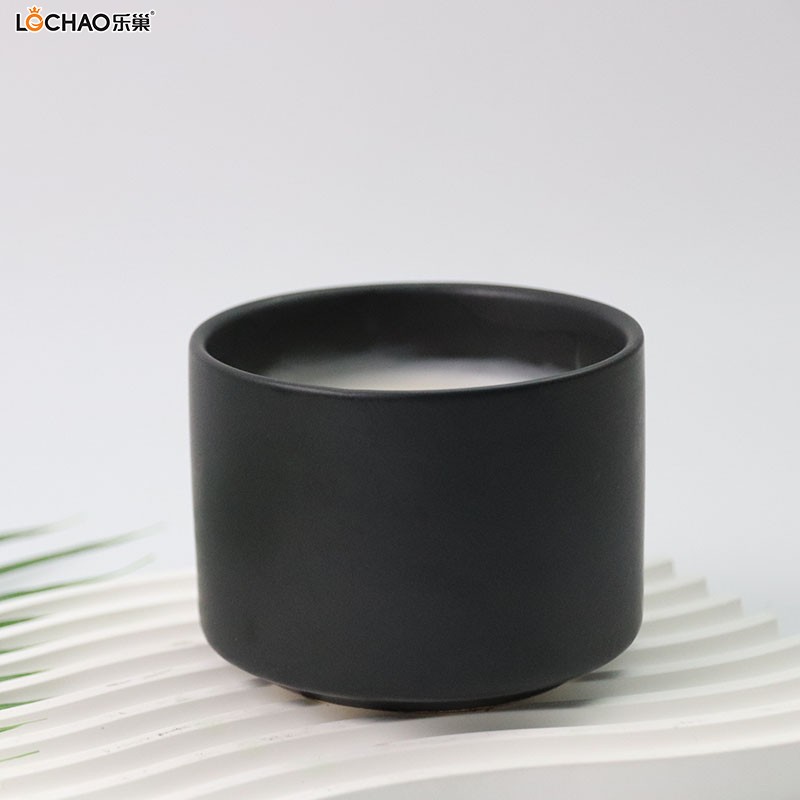 Black porcelain jar scented candle