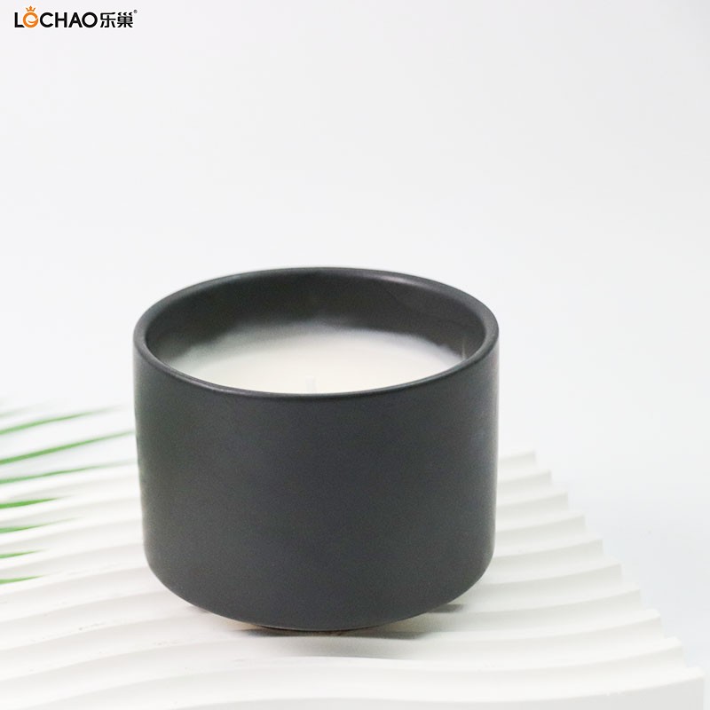 Black porcelain jar scented candle